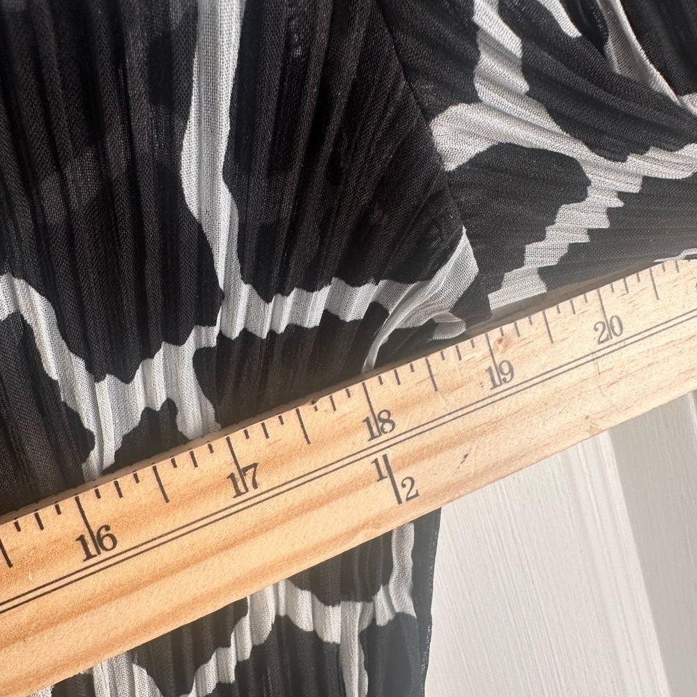 Chicos SHEER Animal Print Black White Button Down Top Sz 6 - Picture 3 of 4